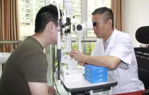 厦门大学附属厦门眼科中心吴护平副院长、李明翰博士、林宝娇主任荣获厦门大学医学院 个人,以表彰他们在2017年度工作中取得的 成绩。自2006年6月起厦门眼科中心成为厦门大学附属医院,成为厦门大学的一个有机组成部分3.jpg 厦门大学附属厦门眼科中心吴护平副院长、李明翰博士、林宝娇主任荣获厦门大学医学院 个人,以表彰他们在2017年度工作中取得的 成绩。自2006年6月起厦门眼科中心成为厦门大学附属医院,成为厦门大学的一个有机组成部分3.jpg