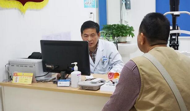 余院长,多亏了您给我做手术啊,我现在又看到了。”3月26日,视网膜脱离患者周大叔回佛山太阳成tyc7111cc复诊时,一见到余建洪院长,就激动地说道1.jpg 余院长,多亏了您给我做手术啊,我现在又看到了。”3月26日,视网膜脱离患者周大叔回佛山太阳成tyc7111cc复诊时,一见到余建洪院长,就激动地说道1.jpg