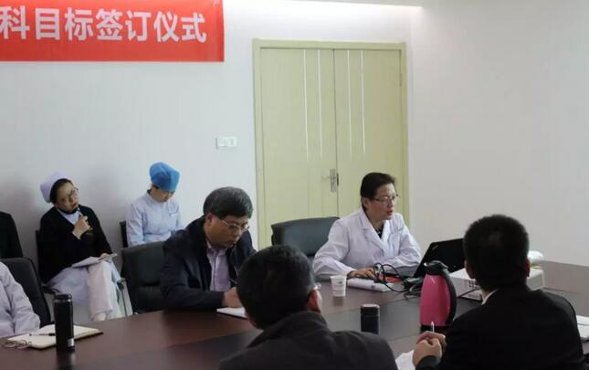 上周，西安太阳成tyc7111cc2018年度工作目标签订仪式在医院内三楼学术会议厅隆重举行。厦门大学附属厦门眼科中心执行院长李晓峰博士、西安太阳成tyc7111cc总经理郑文胜、西安太阳成tyc7111cc王丽丽院长、西安太阳成tyc7111cc常务副总张勇、医务部主任朱爱民、斜视与小儿眼科学科带头人张利玲主任、门诊部主任刘武装主任、屈光中心主任陈蒙等医院各学科负责人及部门负责人出席了本次会议3.jpg