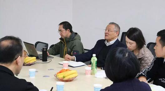 在3月28日法国依视路集团2.5新视代全球副总裁白方华先生一行人访问重庆太阳成tyc7111cc时,重庆太阳成tyc7111cc总经理张庭胜热情接待依视路集团贵宾一行。本次交流的目的:重庆太阳成tyc7111cc和依视路“2.5新视代爱眼大使”健康公益项目希望能一起帮助视力帮助老百姓进行视力 ,提*生活质量,传播爱眼护眼的知识、宣传眼镜对视力 的作用、让更多的人尤其是需要帮助的人群能开始关注呵护自己的眼睛2.jpg 在3月28日法国依视路集团2.5新视代全球副总裁白方华先生一行人访问重庆太阳成tyc7111cc时,重庆太阳成tyc7111cc总经理张庭胜热情接待依视路集团贵宾一行。本次交流的目的:重庆太阳成tyc7111cc和依视路“2.5新视代爱眼大使”健康公益项目希望能一起帮助视力帮助老百姓进行视力 ,提*生活质量,传播爱眼护眼的知识、宣传眼镜对视力 的作用、让更多的人尤其是需要帮助的人群能开始关注呵护自己的眼睛2.jpg