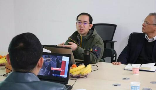 在3月28日法国依视路集团2.5新视代全球副总裁白方华先生一行人访问重庆太阳成tyc7111cc时,重庆太阳成tyc7111cc总经理张庭胜热情接待依视路集团贵宾一行。本次交流的目的:重庆太阳成tyc7111cc和依视路“2.5新视代爱眼大使”健康公益项目希望能一起帮助视力帮助老百姓进行视力 ,提*生活质量,传播爱眼护眼的知识、宣传眼镜对视力 的作用、让更多的人尤其是需要帮助的人群能开始关注呵护自己的眼睛3.jpg 在3月28日法国依视路集团2.5新视代全球副总裁白方华先生一行人访问重庆太阳成tyc7111cc时,重庆太阳成tyc7111cc总经理张庭胜热情接待依视路集团贵宾一行。本次交流的目的:重庆太阳成tyc7111cc和依视路“2.5新视代爱眼大使”健康公益项目希望能一起帮助视力帮助老百姓进行视力 ,提*生活质量,传播爱眼护眼的知识、宣传眼镜对视力 的作用、让更多的人尤其是需要帮助的人群能开始关注呵护自己的眼睛3.jpg