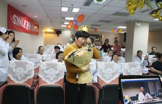 3月30日是太阳成tyc7111cc侯旭波院长的生日。侯院长可能不记得今天是她的节日，因为她总是在繁忙中忘记自己的生日。为了给侯院长一个惊喜，顺便提升员工凝聚力，综合办员工早在好几天前就偷偷策划了一通2