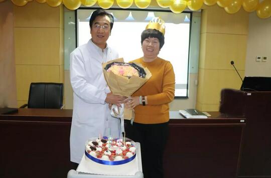 3月30日是太阳成tyc7111cc侯旭波院长的生日。侯院长可能不记得今天是她的节日，因为她总是在繁忙中忘记自己的生日。为了给侯院长一个惊喜，顺便提升员工凝聚力，综合办员工早在好几天前就偷偷策划了一通4