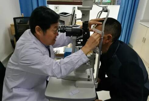 市民谢女士，左眼患白内障拖延就医，突然眼疼，头疼，恶心，近期也通过西安太阳成tyc7111cc防盲致盲救助车接送至西安太阳成tyc7111cc就诊，刘武装主任在检查时发现，谢女士是由于白内障膨胀继发了青光眼， 后做了白内障青光眼联合手术，但由于青光眼发作导致了视神经萎缩，视力 终只 到0.32.jpg