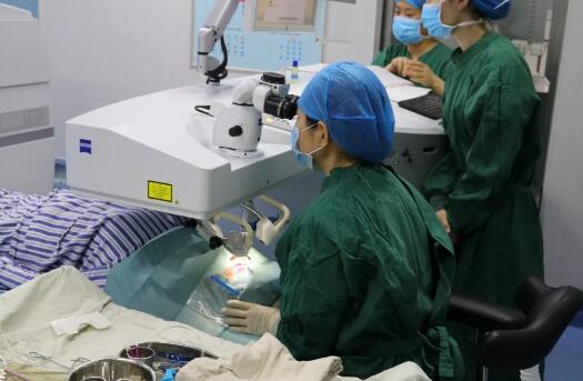 重庆太阳成tyc7111cc屈光手术中心职红主任进行详细解答。长期佩戴隐形眼镜 不影响摘镜手术“不正确配戴隐形眼镜，会对眼睛造成一定的伤害，但是不会影响做近视手术， 通过严格的22项术前检查，就能接受适合自己的摘镜手术2.jpg