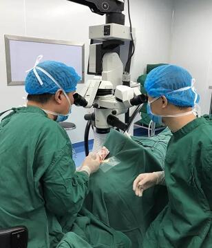 陈女士得知国内出名角膜病专家、原西南眼科医院副院长 教授现在重庆太阳成tyc7111cc担任院长，医院有角膜供体资源，怀着 后的光明期待来到了重庆太阳成tyc7111cc3.jpg