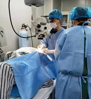 常州谱瑞眼科医院陈兵院长全程站立为驼背患者进行白内障手术2.jpg 常州谱瑞眼科医院陈兵院长全程站立为驼背患者进行白内障手术2.jpg