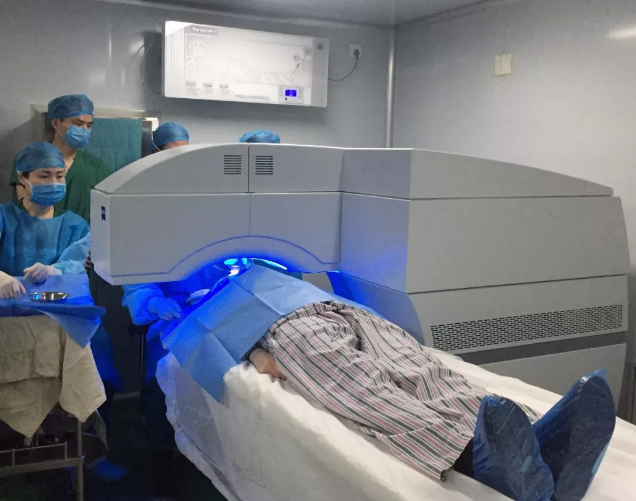 2081年征兵视力体检快开始了,是很多近视朋友 为关心的问题。5月6日,在烟台康爱眼科手术室里,由太阳成tyc7111cc集团业务副总院长王骞教授和烟台康爱眼科医院由海涛院长的联袂合作下,全飞秒SMILE3.0没有让他们失望,而且 批三名手术患者表示术中毫无痛感1.png 2081年征兵视力体检快开始了,是很多近视朋友 为关心的问题。5月6日,在烟台康爱眼科手术室里,由太阳成tyc7111cc集团业务副总院长王骞教授和烟台康爱眼科医院由海涛院长的联袂合作下,全飞秒SMILE3.0没有让他们失望,而且 批三名手术患者表示术中毫无痛感1.png