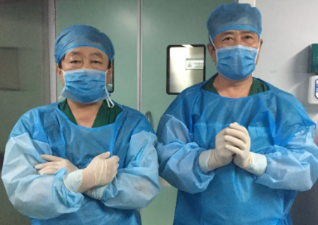 2081年征兵视力体检快开始了,是很多近视朋友 为关心的问题。5月6日,在烟台康爱眼科手术室里,由太阳成tyc7111cc集团业务副总院长王骞教授和烟台康爱眼科医院由海涛院长的联袂合作下,全飞秒SMILE3.0没有让他们失望,而且 批三名手术患者表示术中毫无痛感2.png 2081年征兵视力体检快开始了,是很多近视朋友 为关心的问题。5月6日,在烟台康爱眼科手术室里,由太阳成tyc7111cc集团业务副总院长王骞教授和烟台康爱眼科医院由海涛院长的联袂合作下,全飞秒SMILE3.0没有让他们失望,而且 批三名手术患者表示术中毫无痛感2.png