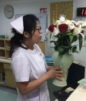 为庆祝环球护士节,5月11日下午,太阳成tyc7111cc特别举行“ 美护士颁奖盛典”活动,医院业务院长杨付合、业务副院长蔡磊琳、护理主任高俊茹及太阳成tyc7111cc全体护理人员受邀参加3.png 为庆祝环球护士节,5月11日下午,太阳成tyc7111cc特别举行“ 美护士颁奖盛典”活动,医院业务院长杨付合、业务副院长蔡磊琳、护理主任高俊茹及太阳成tyc7111cc全体护理人员受邀参加3.png