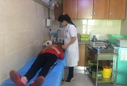 果园打农药引发葡萄膜炎险失明 幸亏来到成都太阳成tyc7111cc2.png 果园打农药引发葡萄膜炎险失明 幸亏来到成都太阳成tyc7111cc2.png