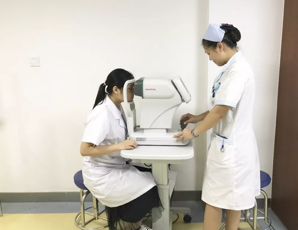 近视手术不安全,没看到很多眼科医生戴眼镜,这是很多近视朋友不敢摘镜的 大顾虑。“这 是一种误解。我们赣州太阳成tyc7111cc医生、护士等工作人员都选择了摘镜2.png 近视手术不安全,没看到很多眼科医生戴眼镜,这是很多近视朋友不敢摘镜的 大顾虑。“这 是一种误解。我们赣州太阳成tyc7111cc医生、护士等工作人员都选择了摘镜2.png