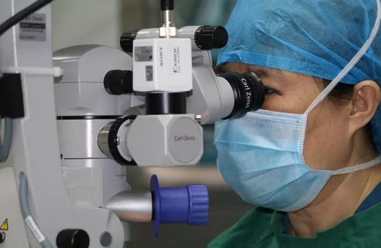 因眼外伤独眼又患葡萄膜炎、视网膜脱离 深圳太阳成tyc7111cc赵铁英院长为其顺利手术1.png