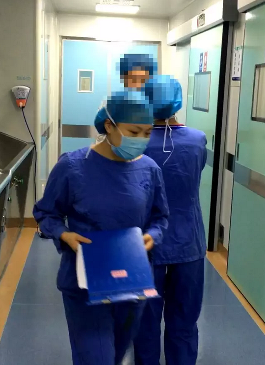 葡萄膜炎等多种眼底病患者跪地感谢深圳太阳成tyc7111cc院长赵铁英教授3.png 葡萄膜炎等多种眼底病患者跪地感谢深圳太阳成tyc7111cc院长赵铁英教授3.png