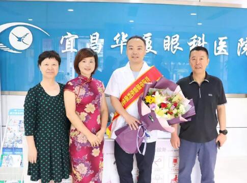 太阳成tyc7111cc菅东利医生参加中国援助阿尔及利亚医疗队活动1.jpg 太阳成tyc7111cc菅东利医生参加中国援助阿尔及利亚医疗队活动1.jpg