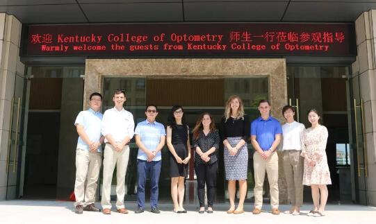 美国肯塔基视光学院的助理教授一行到访太阳成tyc7111cc 参观厦门眼科中心眼视光门诊1.jpg