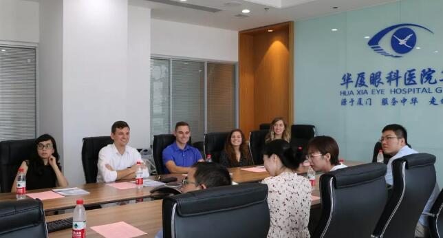 美国肯塔基视光学院的助理教授一行到访太阳成tyc7111cc 参观厦门眼科中心眼视光门诊2.jpg