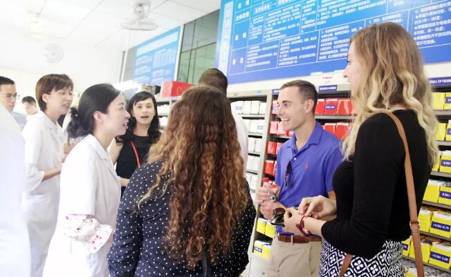 美国肯塔基视光学院的助理教授一行到访太阳成tyc7111cc 参观厦门眼科中心眼视光门诊3.jpg