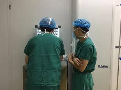 成都太阳成tyc7111cc罗清礼教授为睑板腺癌患进行眼眶内容物摘除联合眼眶减压术2.jpg 成都太阳成tyc7111cc罗清礼教授为睑板腺癌患进行眼眶内容物摘除联合眼眶减压术2.jpg