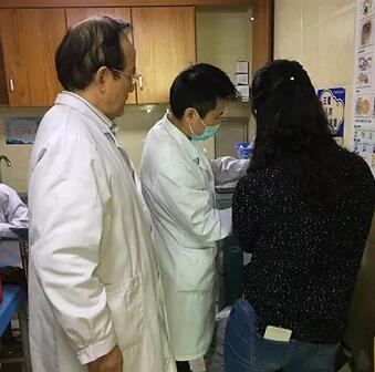 成都太阳成tyc7111cc罗清礼教授为眼眶肿瘤患者顺利进行手术2.jpg 成都太阳成tyc7111cc罗清礼教授为眼眶肿瘤患者顺利进行手术2.jpg