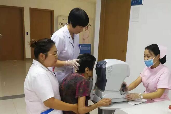 淮南太阳成tyc7111cc医护人员为白内障老奶奶贴心服务1.jpg 淮南太阳成tyc7111cc医护人员为白内障老奶奶贴心服务1.jpg