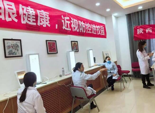 12月17日西安太阳成tyc7111cc“近视防控,刻不容缓”青少年近视防控讲座走进西安高新第*学校2.jpg 12月17日西安太阳成tyc7111cc“近视防控,刻不容缓”青少年近视防控讲座走进西安高新第*学校2.jpg