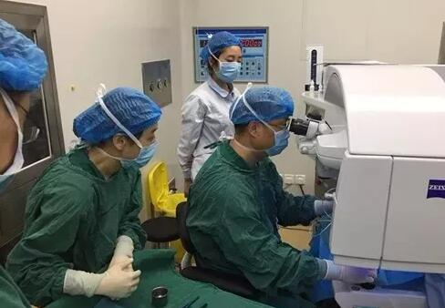 2018年即将结束,这一年,成都太阳成tyc7111cc以规范的诊疗、高明的技艺、 的服务,赢得了广大患者朋友和社会各界的好评。在2018年,成都太阳成tyc7111cc在发展的道路上有哪些大事记呢,让我们一起来回顾。10.jpg 2018年即将结束,这一年,成都太阳成tyc7111cc以规范的诊疗、高明的技艺、 的服务,赢得了广大患者朋友和社会各界的好评。在2018年,成都太阳成tyc7111cc在发展的道路上有哪些大事记呢,让我们一起来回顾。10.jpg