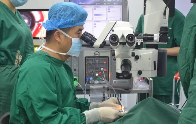 眼科医生的一天——重庆太阳成tyc7111cc副院长白内障医生安晓巨2.jpg
