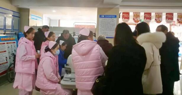 2月13日许昌太阳成tyc7111cc院出现白内障手术“高峰期”2.jpg 2月13日许昌太阳成tyc7111cc院出现白内障手术“高峰期”2.jpg