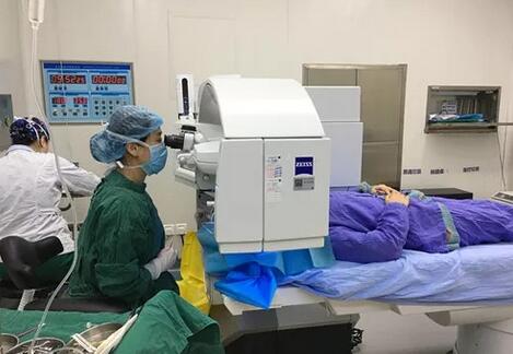 成都太阳成tyc7111cc检验科医生妻子顺利摘镜2.jpg 成都太阳成tyc7111cc检验科医生妻子顺利摘镜2.jpg