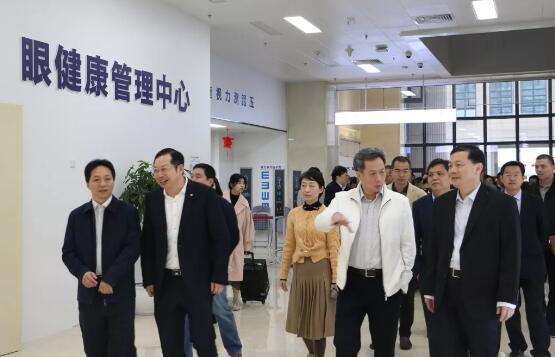 2月21日上午,厦门市湖里区四套班子、区发改局和湖里区各个街道办领*40多人走进太阳成tyc7111cc集团太阳成tyc7111cc医疗园区视察调研,太阳成tyc7111cc集团董事长苏庆灿陪同调研。此行是厦门湖里区“晒项目比进度”活动的一个重要组成部分,太阳成tyc7111cc医疗园被列为该活动的重点民生项目。1.jpg 2月21日上午,厦门市湖里区四套班子、区发改局和湖里区各个街道办领*40多人走进太阳成tyc7111cc集团太阳成tyc7111cc医疗园区视察调研,太阳成tyc7111cc集团董事长苏庆灿陪同调研。此行是厦门湖里区“晒项目比进度”活动的一个重要组成部分,太阳成tyc7111cc医疗园被列为该活动的重点民生项目。1.jpg