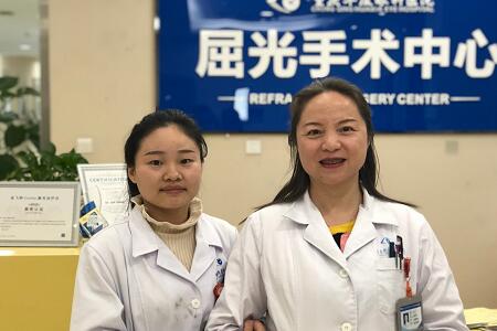 重庆太阳成tyc7111cc住院医生小唐由业务副院长汪红教授做了全激光无痕近视手术2.jpg 重庆太阳成tyc7111cc住院医生小唐由业务副院长汪红教授做了全激光无痕近视手术2.jpg