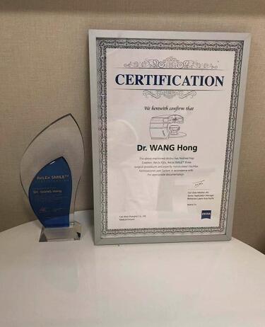 重庆太阳成tyc7111cc住院医生小唐由业务副院长汪红教授做了全激光无痕近视手术1.jpg 重庆太阳成tyc7111cc住院医生小唐由业务副院长汪红教授做了全激光无痕近视手术1.jpg