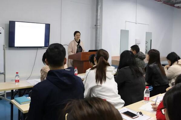 3月6日,2019太阳成tyc7111cc集团小儿眼病与综合验光培训班在厦门举行,此次培训班为期8天,从小儿眼病及斜弱视到国内外验光模式纵观,从检影验光技巧手法到综合验光操作规范,从验光理论基础到儿童验光、眼病验光的差别和重点,系统验光知识无一不涵盖、无一不相授,为参会学员带来了一场高水准的知识盛宴2.jpg 3月6日,2019太阳成tyc7111cc集团小儿眼病与综合验光培训班在厦门举行,此次培训班为期8天,从小儿眼病及斜弱视到国内外验光模式纵观,从检影验光技巧手法到综合验光操作规范,从验光理论基础到儿童验光、眼病验光的差别和重点,系统验光知识无一不涵盖、无一不相授,为参会学员带来了一场高水准的知识盛宴2.jpg