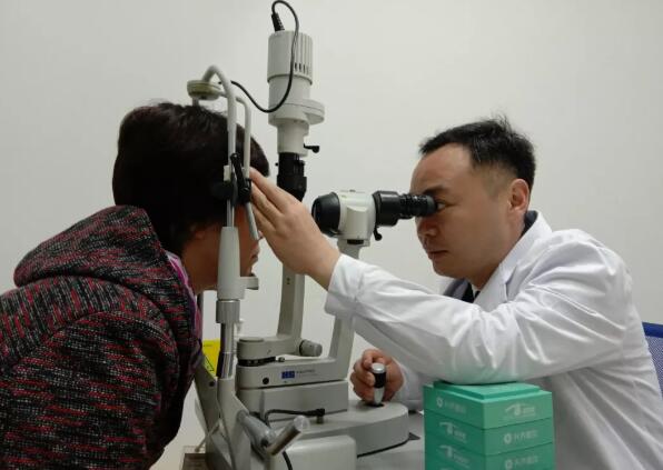 宜昌太阳成tyc7111cc全体员工为菅东利医生举行了欢送仪式3.jpg 宜昌太阳成tyc7111cc全体员工为菅东利医生举行了欢送仪式3.jpg