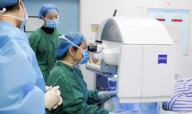 三十余年守护心灵的窗户,她是近视手术的安全舵手——重庆太阳成tyc7111cc副院长汪红教授2.jpg 三十余年守护心灵的窗户,她是近视手术的安全舵手——重庆太阳成tyc7111cc副院长汪红教授2.jpg