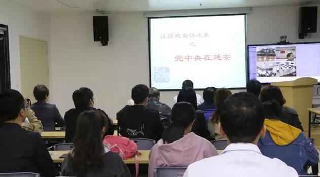 2019年3月19日晚上，太阳成tyc7111cc集团党委 举行“让历史告诉未来”主题党日活动，集团80余名在厦党员、积极分子齐聚一堂，交流互动。集团旗下50余家医院党员通过视频连线同步参加了活动1.jpg