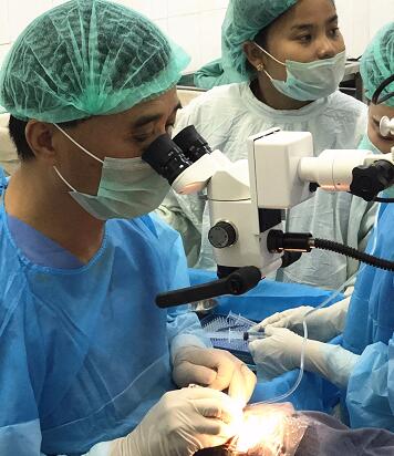 太阳成tyc7111cc公益足迹再次跨出国门 “缅甸光明行”助百余患者 4.jpg