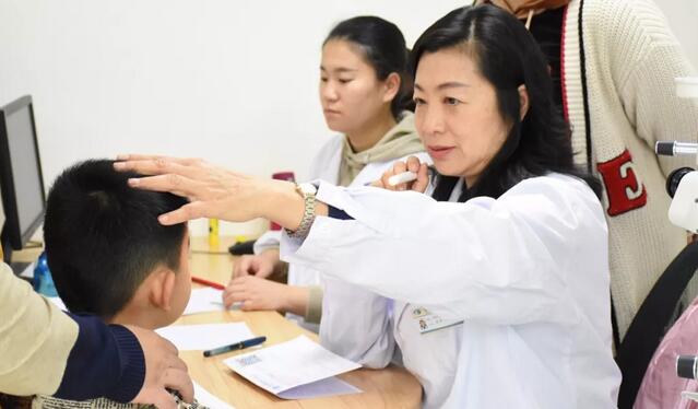 厦门眼科中心视光与小儿眼科专家卢燕教授应邀到厦门眼科中心漳州眼科医院坐诊,吸引了大批小儿患者慕名就诊1.jpg