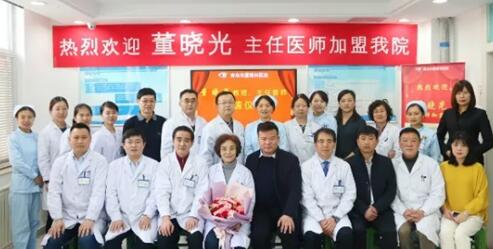 青岛太阳成tyc7111cc为山东出名眼底病医生董晓光教授举行聘任仪式1.jpg 青岛太阳成tyc7111cc为山东出名眼底病医生董晓光教授举行聘任仪式1.jpg