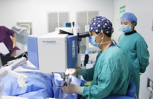 近视姐弟相约来青岛太阳成tyc7111cc摘镜4.jpg 近视姐弟相约来青岛太阳成tyc7111cc摘镜4.jpg