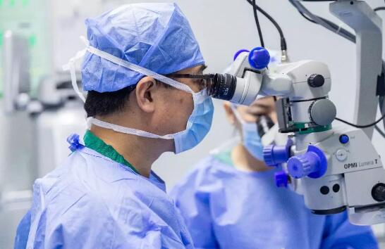 白内障患者顺利进行复明手术后 家属在朋友圈感谢青岛太阳成tyc7111cc1.jpg 白内障患者顺利进行复明手术后 家属在朋友圈感谢青岛太阳成tyc7111cc1.jpg