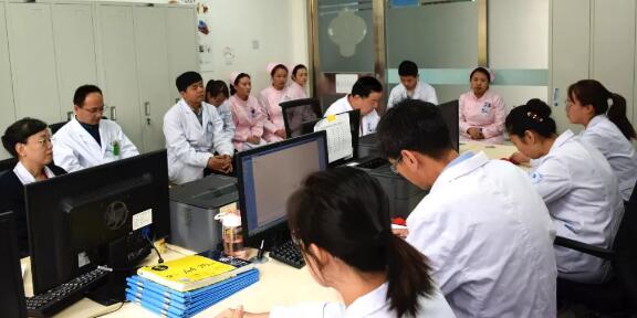 眼眶肿瘤患者王女士慕名从内蒙专程来到甘肃中医药大学附属兰州眼科中心(兰州太阳成tyc7111cc)就诊2.jpg 眼眶肿瘤患者王女士慕名从内蒙专程来到甘肃中医药大学附属兰州眼科中心(兰州太阳成tyc7111cc)就诊2.jpg