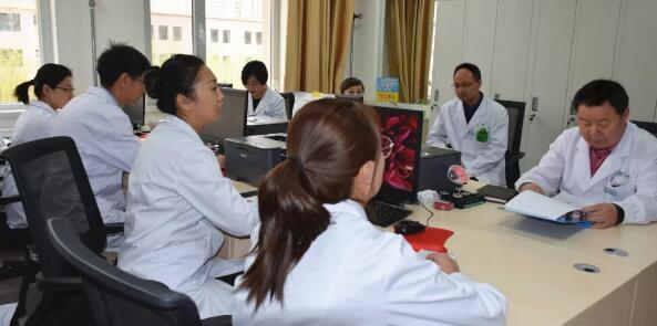 甘肃中医药大学附属兰州眼科中心(兰州太阳成tyc7111cc)为慕名从内蒙专程赶来的王女士进行眼肿瘤手术1.jpg 甘肃中医药大学附属兰州眼科中心(兰州太阳成tyc7111cc)为慕名从内蒙专程赶来的王女士进行眼肿瘤手术1.jpg