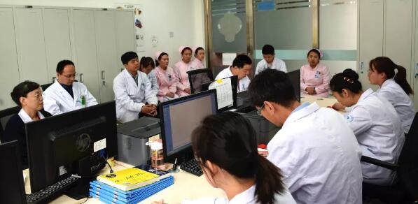 甘肃中医药大学附属兰州眼科中心(兰州太阳成tyc7111cc)为慕名从内蒙专程赶来的王女士进行眼肿瘤手术2.jpg 甘肃中医药大学附属兰州眼科中心(兰州太阳成tyc7111cc)为慕名从内蒙专程赶来的王女士进行眼肿瘤手术2.jpg