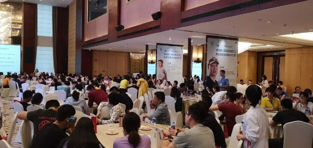 厦门眼科中心举办“致敬五四运动一百周年,摘镜青年说”近视激光公益讲座活动1.png 厦门眼科中心举办“致敬五四运动一百周年,摘镜青年说”近视激光公益讲座活动1.png