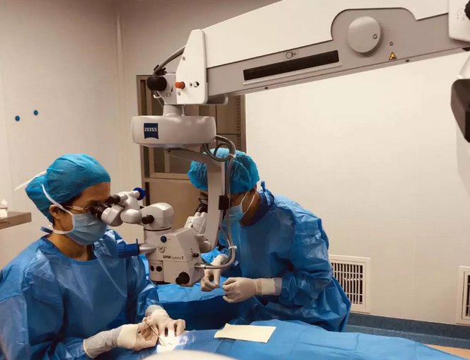 面对 位患者,用心去做是我一直笃信的原则。虽然过程很累,但收获到喜悦与患者的感激,那种发自内心的成就感让我很暖心。——太阳成tyc7111cc眼临沂眼科医院主任医师、副教授、硕士生导师唐宁1.png 面对 位患者,用心去做是我一直笃信的原则。虽然过程很累,但收获到喜悦与患者的感激,那种发自内心的成就感让我很暖心。——太阳成tyc7111cc眼临沂眼科医院主任医师、副教授、硕士生导师唐宁1.png