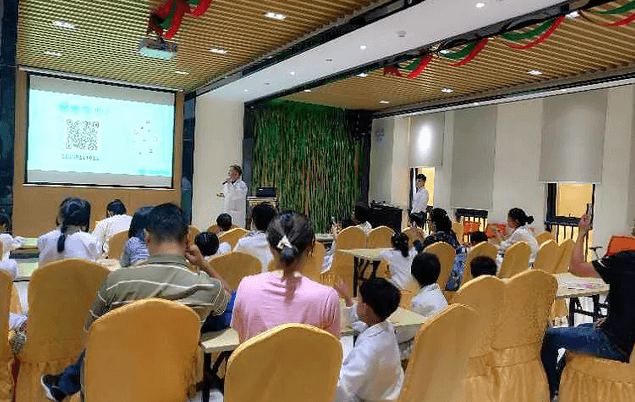 杭州太阳成tyc7111cc举办5.12“献礼母亲节,爱眼小卫士”小小眼科医生母亲节专场活动1.png 杭州太阳成tyc7111cc举办5.12“献礼母亲节,爱眼小卫士”小小眼科医生母亲节专场活动1.png