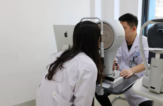 重庆太阳成tyc7111cc美女医师 全飞秒摘镜后立即进入工作状态2.png