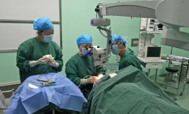 13日,厦门眼科中心白内障专科的李立梅博士所带领的医疗小组,在抵达隆德后就直奔县人民医院。13日、14日两天,医疗小组接连为14位老年白内障患者实施了“白内障超声乳化+人工晶体植入术”,让他们有机会重见光明4.png 13日,厦门眼科中心白内障专科的李立梅博士所带领的医疗小组,在抵达隆德后就直奔县人民医院。13日、14日两天,医疗小组接连为14位老年白内障患者实施了“白内障超声乳化+人工晶体植入术”,让他们有机会重见光明4.png